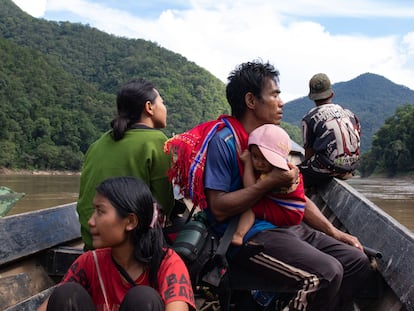 Un grupo de desplazados por la guerra de Myanmar intenta alcanzar la frontera de Tailandia cruzando el río Salween en barca.