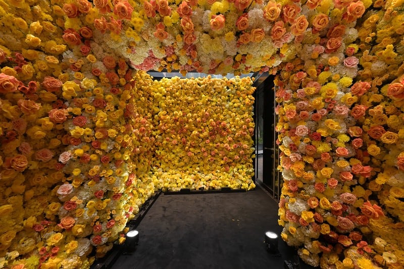 Una instalación de pared con arreglos florales creada por el diseñador Preston Bailey.