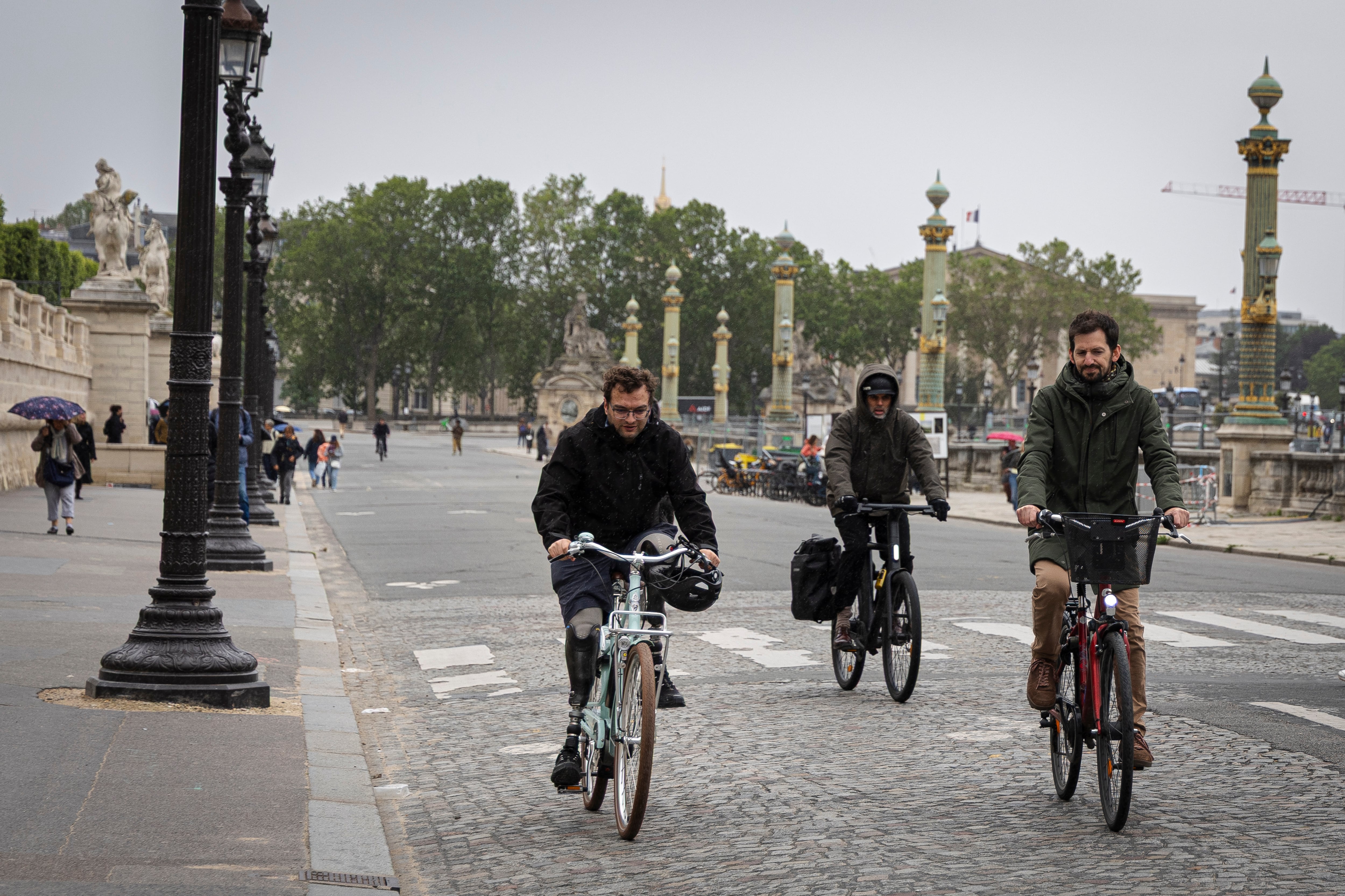 Corentin Roubault (izquierda), portavoz de la asociación Paris en Selle, y su compañero en la organización Juan Pablo Ramos, el jueves 14 de Mayo en la Plaza de la Concordia.