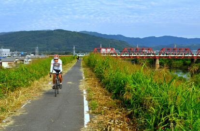 Carril habilitado para las bicicletas entre Kioto y Osaka.