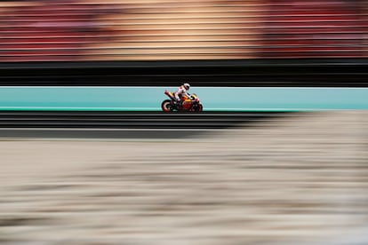 El piloto español de Moto GP, Marc Márquez, del equipo Repsol Honda, durante la segunda sesión de entrenamientos libres del Gran Premio Energy Monster de Cataluña que se disputa en el circuito de Montmeló, Barcelona.