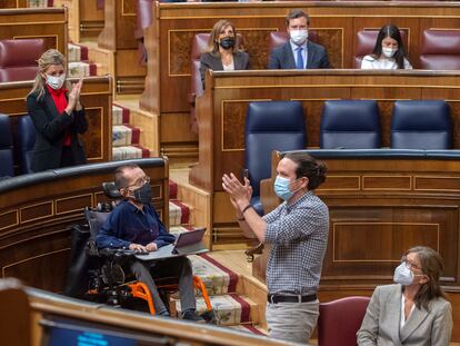 El vicepresidente segundo del Gobierno, Pablo Iglesias, se despide durante la sesión de control en el Congreso de los Diputados, este miércoles.