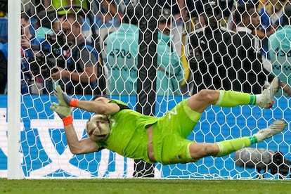 Emiliano Martínez para uno de los penaltis contra Francia. 