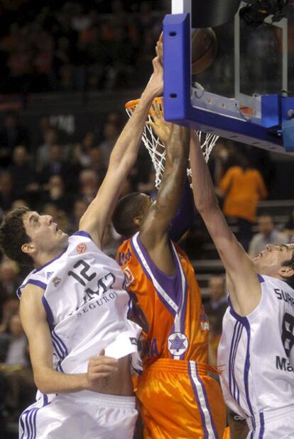 Pietrus intenta encestar entre Mirotic y Suárez.