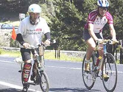 Jesús Martín y Pedro Delgado, subiendo el puerto de Navacerrada.