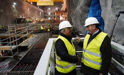 El presidente de Iberdrola, Ignacio Sánchez Galán, charla este martes con el primer ministro portugués, Antonio Costa.