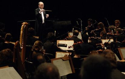 Morricone durante un concierto en el Hammersmith Apollo, en Londres en diciembre de 2016. Hijo del trompetista Mario Morricone, empezó a componer a los seis años e ingresó en el conservatorio a los 12. En 1956 se casó con María Travia, con quien permaneció durante toda su vida.