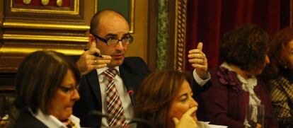 Andoni Aldekoa, en un pleno del Ayuntamiento de Bilbao en 2011.