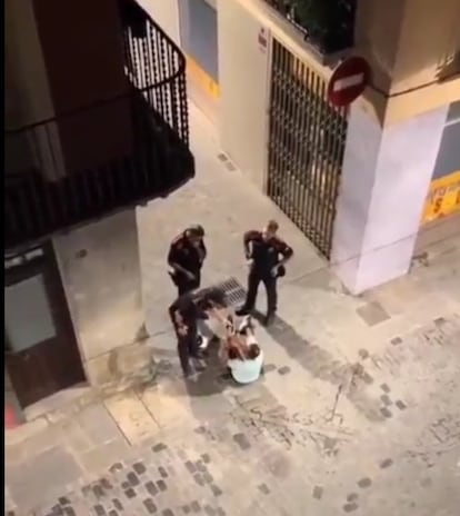 Captura del vídeo hecho público por Infogarrotxa, momentos antes de la agresión del agente en Olot (Girona) la madrugada del jueves.