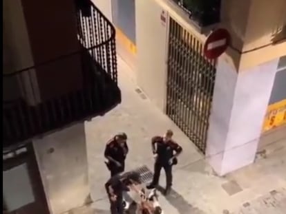 Captura del vídeo hecho público por Infogarrotxa, momentos antes de la agresión del agente en Olot (Girona) la madrugada del jueves.