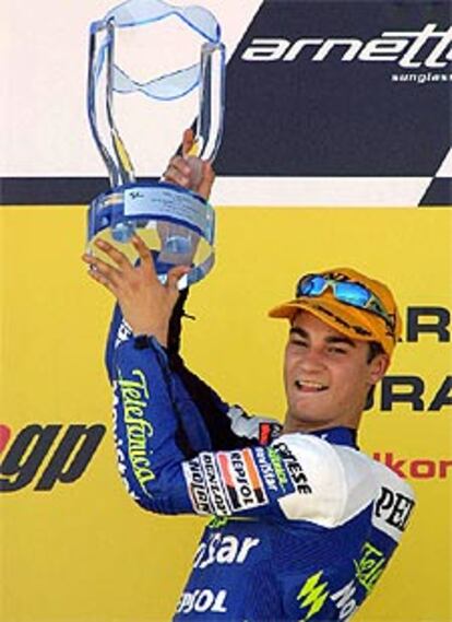 Daniel Pedrosa posa con su trofeo.