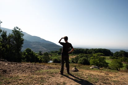 Alejandro Torralvo observa los campos extremeños donde sale a pastorear con sus cabras.