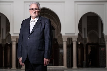 El abogado franco-argelino y rector de la Gran Mezquita de París Chems-Eddine Hafiz posa en la mezquita de París el 13 de octubre de 2022.