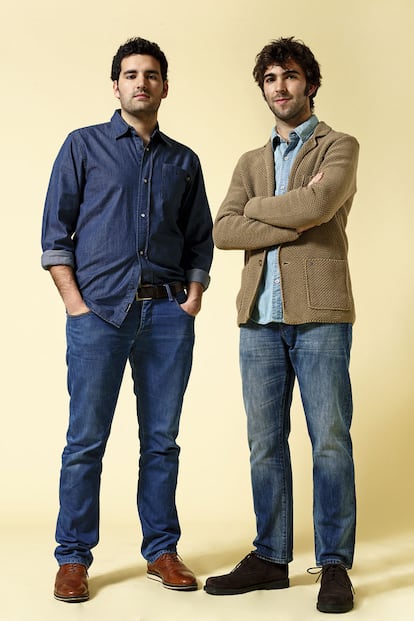 gonway.com. Javier Unda y Gonzalo Vázquez son dos de los siete. Javier lleva camisa de The Hundreds, camiseta de American Vintage y zapatos de Tommy Hilfiger. Gonzalo viste chaqueta de Closed, camisa EDC by Esprit y jeans de Closed