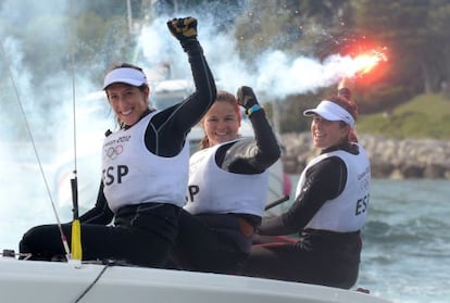 Spain&#039;s &Aacute;ngela Pumariega, Sof&iacute;a Toro and Tamara Echegoyen celebrate with a flare after winning gold in in the women&#039;s Elliott 6m class. 