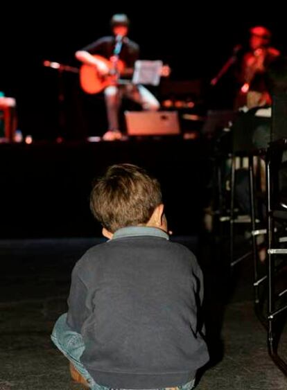 Un niño escucha el concierto de Deluxe.