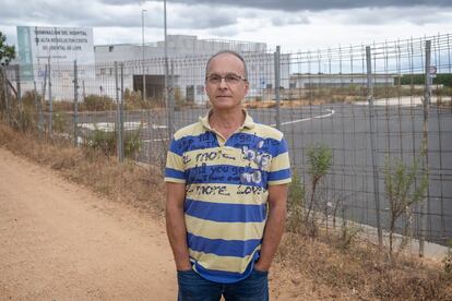 Diego Mora, médico y presidente de la asociación Onubense Unidos por una Sanidad Pública de Calidad, junto hospital público de Lepe cerrado. 