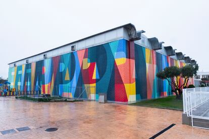 Fachada pintada por el grupo Boa Mistura en el polideportivo Municipal la Alhóndiga de Getafe.