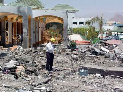 Un técnico examina el hotel destruido en Sharm el Seij.