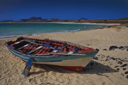 Esta es la playa que se ha colocado en el último puesto de la lista de las 25 mejores playas del mundo, según los usuarios de TripAdvisor. Unos 20 kilómetros de arenal al suroeste de la isla de Boa Vista. Atrae a numerosos turistas que visitan el país africano, pero su extensión impide las aglomeraciones de bañistas. También es un lugar ideal para recorrer en quad.