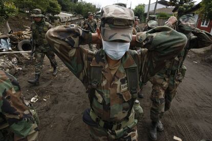 Um soldado usa uma máscara enquanto patrulha na área de Cunaripe, Chile.