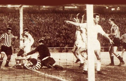 Zárraga pide el gol mientras Kopa y Marquitos forcejean junto al palo, con el portero Varol (de negro) en el centro, durante el Madrid-Besiktas de 1958.