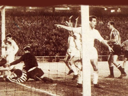 Zárraga pide el gol mientras Kopa y Marquitos forcejean junto al palo, con el portero Varol (de negro) en el centro, durante el Madrid-Besiktas de 1958.