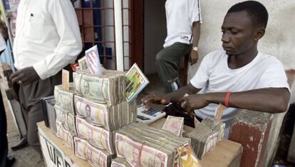Fajos de billetes en un puesto de cambio de dinero en Monrovia.