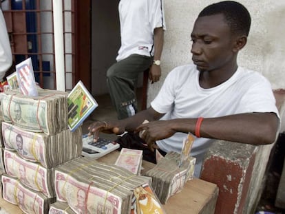 Fajos de billetes en un puesto de cambio de dinero en Monrovia.