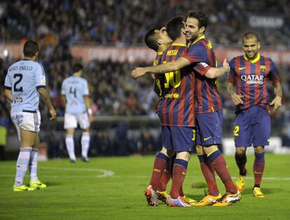 Cesc celebra con Messi, Alexis y Alves uno de los tantos.