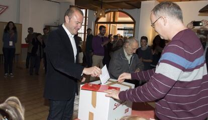 Toni Gaspar en el momento de votar en Faura, donde es alcalde.