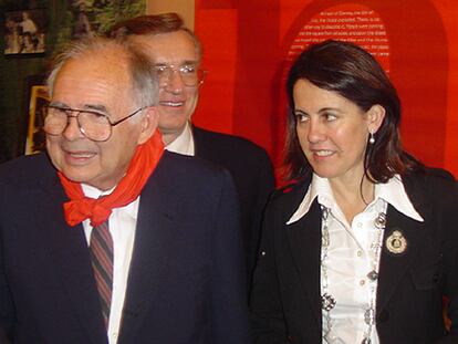 Patrick Hemingway, hijo de Ernest, con Yolanda Barcina, alcaldesa de Pamplona, en Oak Park.