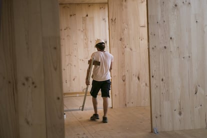 Un operari treballa en la construcció de l'edifici.