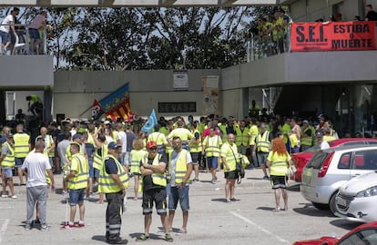 Estibadores del puerto de Valencia este mi&eacute;rcoles en la sede de la Sociedad de la Estiba.