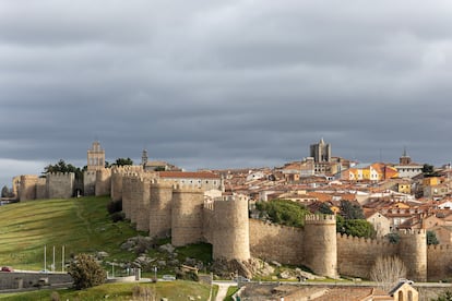 Vista de ?vila desde el humilladero de los Cuatro Postes, un monumento de 1566.