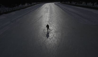 Un patinador en el Canal Rideau en Ottawa en Canad&aacute; donde las temperaturas han ca&iacute;do a 20 grados bajo cero.  
 