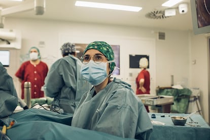 Marta, residente de cuarto año de Ginecología, durante una intervención en el Hospital La Paz. 