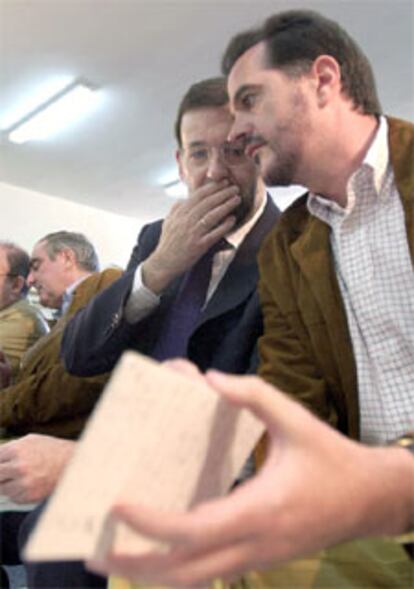 El vicepresidente del Gobierno, Mariano Rajoy, y el Presidente del PP en el País Vasco, Carlos Iturgaiz,  estuvieron en un mitin en el pueblo alaves de Llodio, gobernado por la ilegalizada Batasuna.