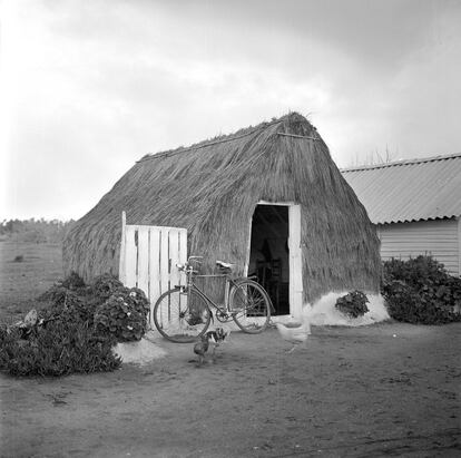 El Portil (Huelva), en 1968. Flores ya había publicado en 1961 'Arquitectura española contemporánea', un tratado analitico y compilador de un tema en el que era un experto.