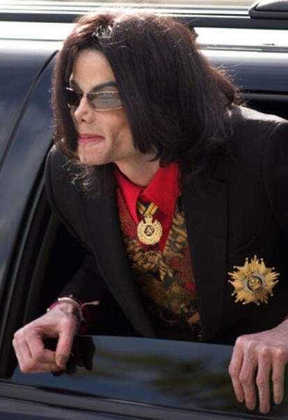 Michael Jackson a su llegada ayer al juzgado de Santa María (California).