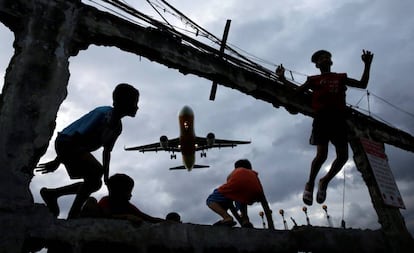 Niños juegan cerca de un aeropuerto en Manila (Filipinas).