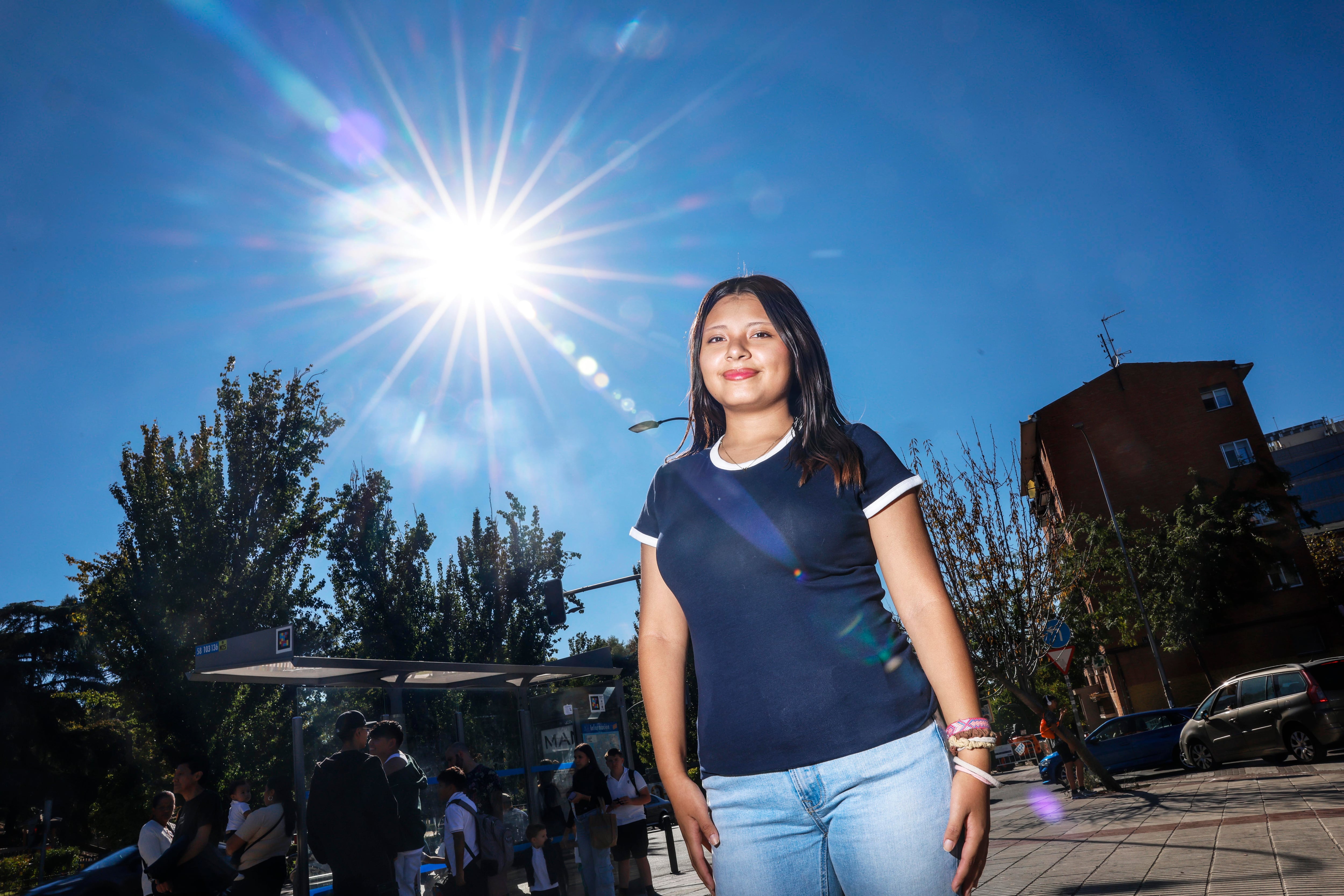 La madrileña de 20 años Victoria Zambrano junto a una parada de autobús el 23 de septiembre de 2025.