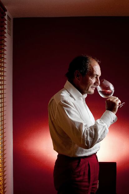 George Riedel prueba una copa para <i>gin-tonic.</i>