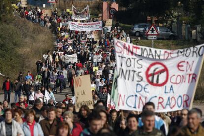 Vecinos de L&#39;Alcora y del entorno durante la marcha de protesta entre el pueblo y la empresa que proyecta la incineradora.