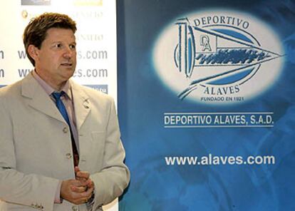 Dimitri Piterman anuncia en una rueda de prensa que ha adquirido el 51% del Alavés.