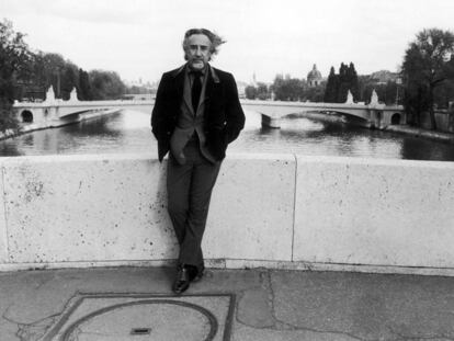 El escritor Romain Gary, en París en 1974.