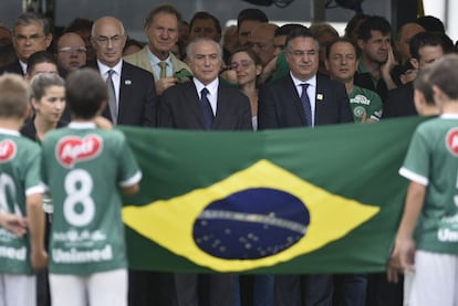 El presidente de Brasil, Michel Temer (centro), y el alcalde de Chapecó, Luciano Buligon (izquierda), asisten al velorio colectivo en el estadio Arena Condá de la ciudad de Chapecó (Brasil).
