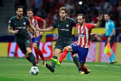 El jugador del Atlético, Diego Godín, pasa el balón ante la presión del jugador del Chelsea, Marcos Alonso.