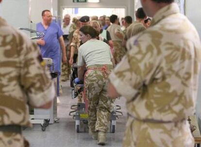 Llegada a un hospital militar de Helmand del cadáver de un soldado británico tiroteado por un policía afgano.