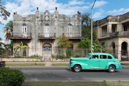 Un coche clásico convertido en taxi en La Habana.